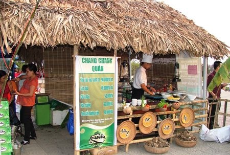 Du khách hết sức thán phục về phong cách trưng bày khá độc đáo của những gian hàng