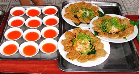Món chả bò chấm tương trong rất ngon lành