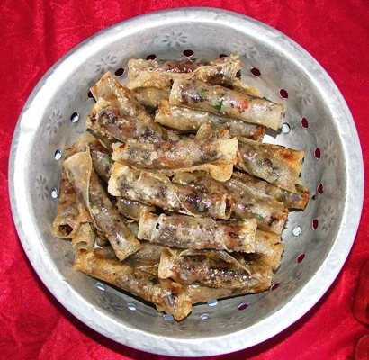 Ram, món ăn đặc trưng riêng của nhiều vùng miền cũng được bày bán tại lễ hội