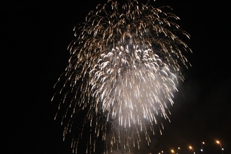 Hàng ngàn người dân đội mưa tập trung bên cầu Nhật Lệ để xem bắn pháo hoa