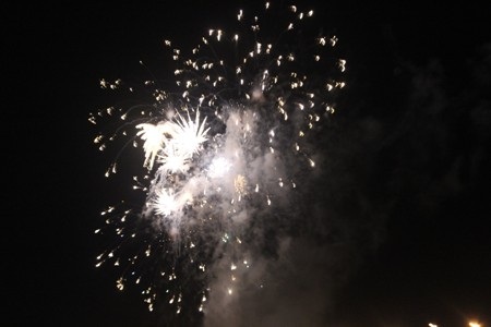 Hàng ngàn người dân đội mưa tập trung bên cầu Nhật Lệ để xem bắn pháo hoa