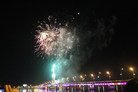 Hàng ngàn người dân đội mưa tập trung bên cầu Nhật Lệ để xem bắn pháo hoa