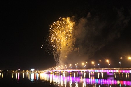 Màn pháo hoa rực rỡ trên sông Nhật Lệ