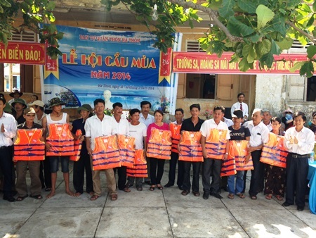 Ý chí bảo vệ chủ quyền biển đảo sục sôi trong lễ hội cầu mùa - 3 Buổi lễ có sự tham gia của rất nhiều em nhỏ và người già