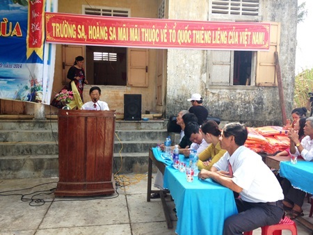 Ý chí bảo vệ chủ quyền biển đảo sục sôi trong lễ hội cầu mùa - 1 Lòng yêu nước thể hiện rõ qua các băng rôn: