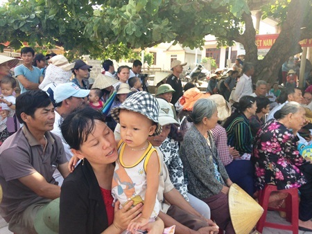 Ý chí bảo vệ chủ quyền biển đảo sục sôi trong lễ hội cầu mùa - 2 Buổi lễ có sự tham gia của rất nhiều em nhỏ và người già