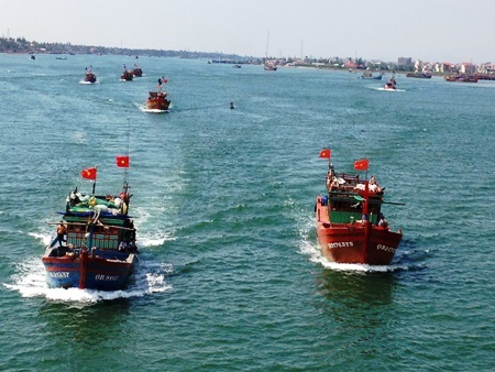 Ý chí bảo vệ chủ quyền biển đảo sục sôi trong lễ hội cầu mùa - 4 Những con tàu ra khơi mang theo cả ý chí bảo vệ chủ quyền biển đảo Việt Nam.