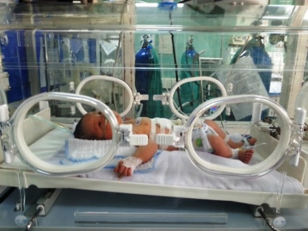 Quảng Bình: Nội tạng bé 2 ngày tuổi chui lên lồng ngực - 1 Cháu bé hiện đang được chăm sóc đặc biệt (Ảnh: L.N)