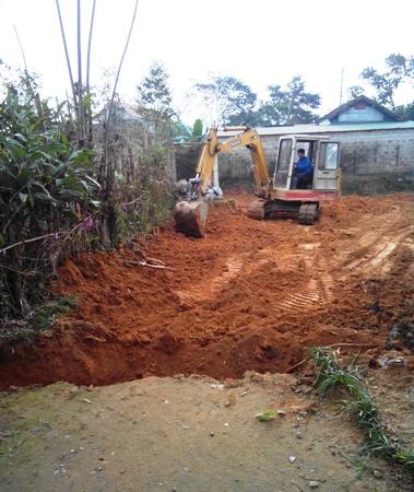 Tuy nhiên ông Nông đã phớt lờ và tiếp tục thuê máy múc, san lấp, lấn chiếm đất công