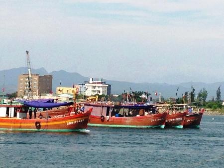 Đoàn tàu cá của ngư dân xã Bảo Ninh, TP Đồng Hới trong một lần ra khơi (Ảnh: Đặng Tài)