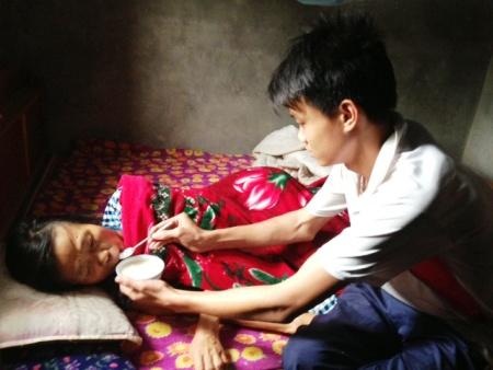 Sau bao năm ròng rã chăm sóc mẹ bạo bệnh, nhưng giờ mẹ Tuấn đã ra đi mãi mãi