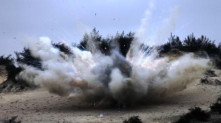 Hình ảnh xử lí bom còn sót lại sau chiến tranh ở Quảng Bình