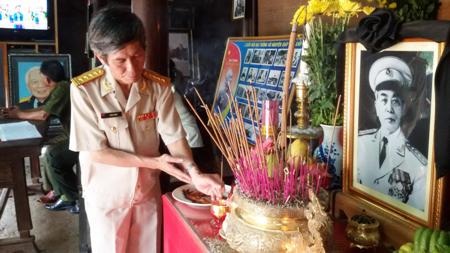 Đại tá, nhà báo Trần Hồng thắp nén nhang dâng lên bàn thờ Đại tướng Võ Nguyên Giáp