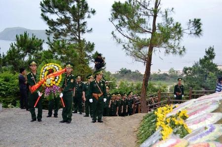 Lễ dâng hương tại Vũng Chùa - Đảo Yến