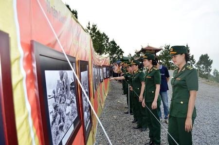 Nhiều đơn vị lính trẻ tham quan triển ảnh về Đại tướng trong ngày lịch sử