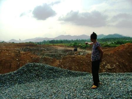 Bà Trần Thị Tứ, vợ ông Trần Vĩnh chỉ điểm phá đá nổ mìn của đơn vị thi công