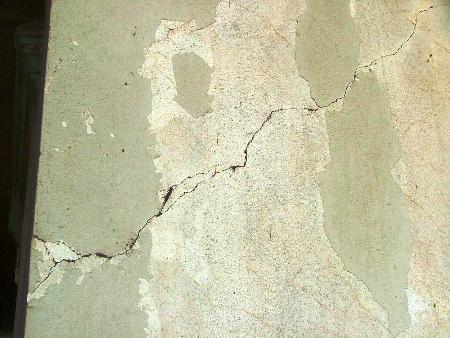 Căn nhà mà chị An đang ở xuất hiện những vết nứt nẻ nghiêm trọng