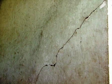 Căn nhà mà chị An đang ở xuất hiện những vết nứt nẻ nghiêm trọng