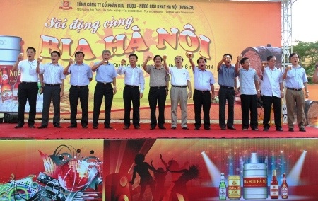 Đoàn lãnh đại tỉnh, các sở ban ngành Quảng Bình và lãnh đạo Habeco năng ly bia mở màn cho ngày hội