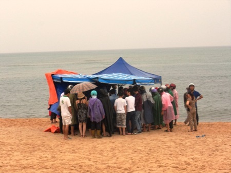 Gia đình nạn nhân đang làm các thủ tục khâm liên để đưa nạn nhân về quê an táng