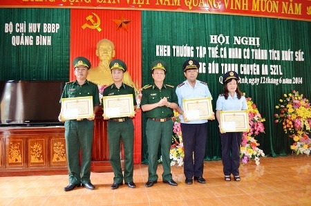 Trao giấy khen và tiền thưởng cho lực lượng đánh án thành công