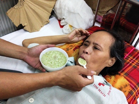 Dù đang bận học nhưng Nam cũng đành gác lại để đưa mẹ đi viện điều trị bệnh tật