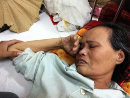 Người mẹ nghèo bạo bệnh bật khóc trước lòng hiếu thảo của cậu con trai ngoan hiền