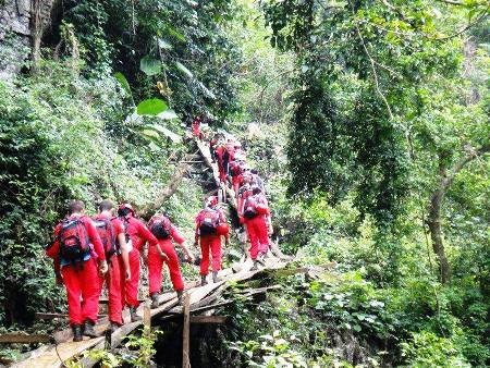 Du khách trèo qua các bậc thang gỗ để tiến vào các thung lũng đá vôi với khung cảnh mê hồn
