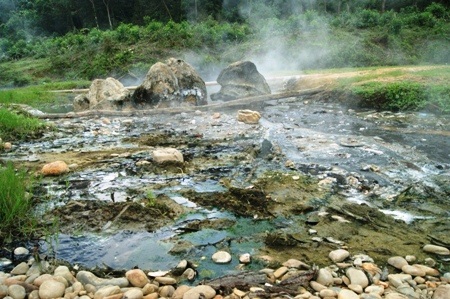 Suối nước nóng khoáng Bang bị ô nhiễm nghiêm trọng