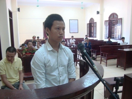 Bị cáo Giả Thanh Tùng trước tòa (Ảnh: B.Q.B)