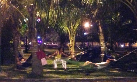 Nằm võng hóng mát, nghe thông tin về tình hình Biển Đông qua radio