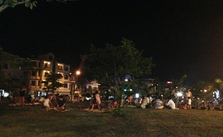 Vào những tối nóng nực, Công viên Nhật Lệ luôn chào đón hàng ngàn người mỗi đêm 