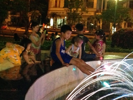 Trời nóng nực nên về đêm các em nhỏ rất thích thú ra Công viên Nhật Lệ chơi.