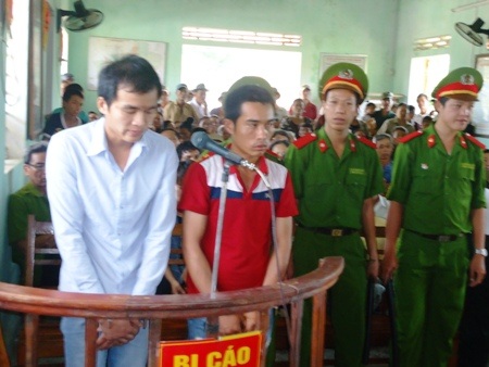 Hai tên cẩu tặc cúi đầu nhận tội tại tòa