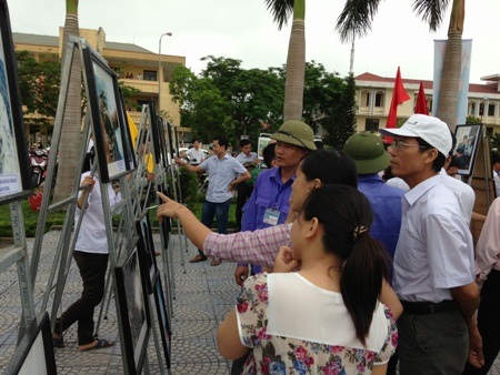 ...và đông đảo người dân đến thưởng lãm