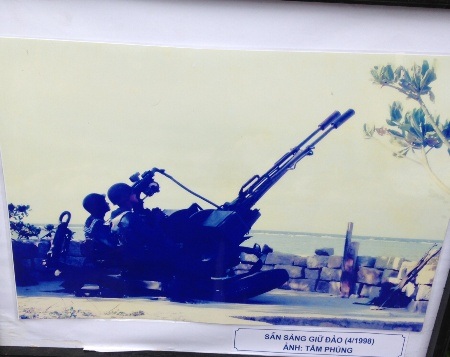 ...và đông đảo người dân đến thưởng lãm