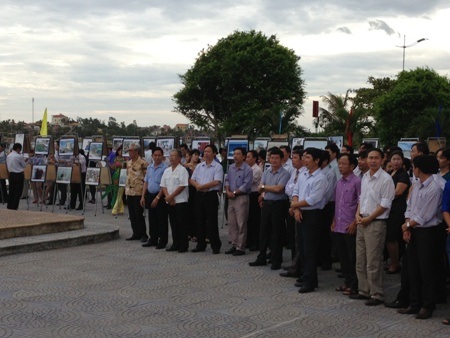 Triển lãm ảnh có sự có mặt của các vị lãnh đạo tỉnh Quảng Bình...