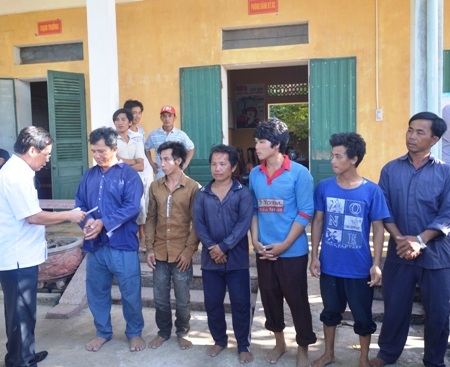 Đại diện lãnh đạo huyện Quảng Trạch trao quà cho 6 ngư dân Quảng Ngãi và 7 ngư dân Quảng Bình