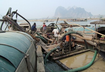 “Cát tặc” tiếp tục lộng hành trên sông Gianh - 1 “Cát tặc” tiếp tục lộng hành trên sông Gianh