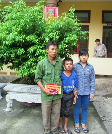 Đại diện Phòng CSGT Công an tỉnh Quảng Bình bàn giao bé Đạt cho gia đình 