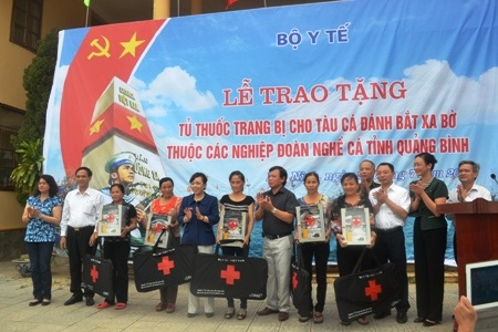 Quảng Bình: Bộ Y Tế trao tặng 135 tủ thuốc cho ngư dân đánh bắt xa bờ