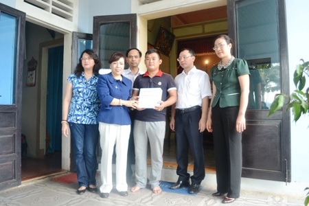 Thăm và tặng quà cho các gia đình có công với cách mạng