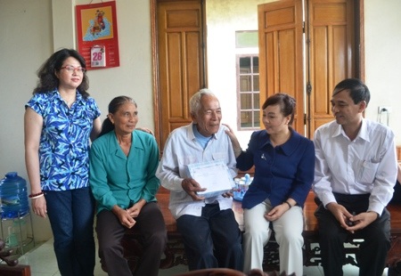 Thăm và tặng quà cho các gia đình có công với cách mạng