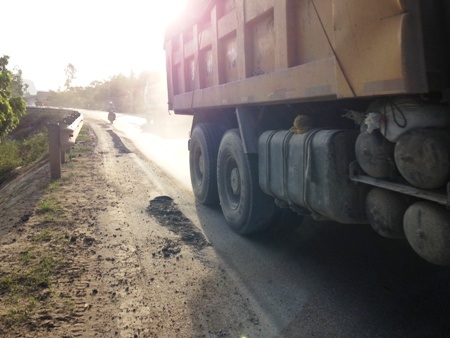 Dàn xe siêu trọng chở gấp đôi so với quy định cho phép của đường 