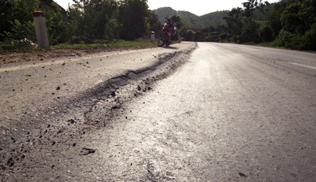 Nhiều đoạn đường bị lún, nhố lê khoảng gần 20cm