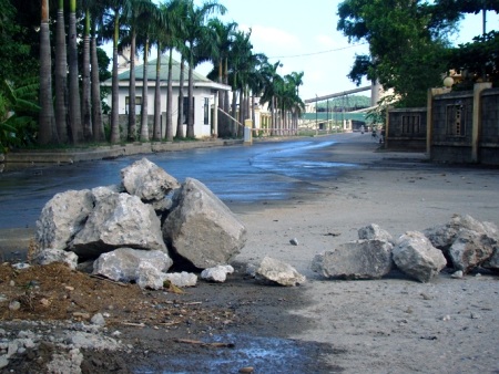 Người dân thôn Áng Sơn tiếp tục phong tỏa đường vào Nhà máy xi măng Áng Sơn II để phản đối ô nhiễm