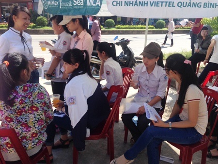 Phút thư giãn của các thí sinh sau khi kết thúc mon thi cuối đợt 1. (Ảnh: Đặng Tài)