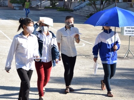 Nhiều thí sinh tại Hội đồng thi trường ĐH Quảng Bình ra sớm (Ảnh: Đặng Tài)