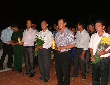 Lãnh đạo UBND xã Quảng Phương dâng hoa tưởng nhớ tri ân các
anh hùng liệt sĩ