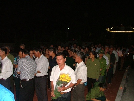 Lãnh đạo UBND xã Quảng Phương dâng hoa tưởng nhớ tri ân các
anh hùng liệt sĩ